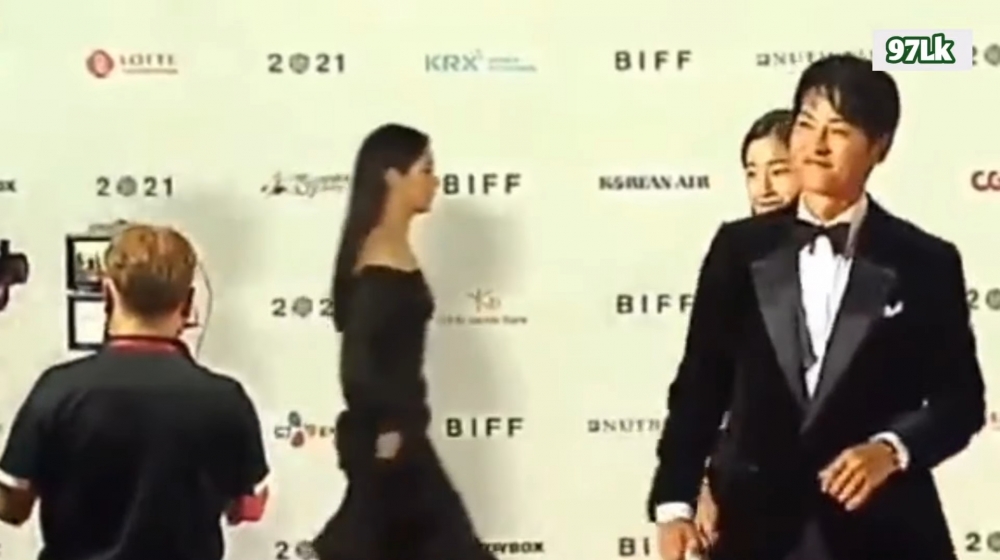 宋仲基還在紅毯上下意識地回頭看向「前女友」