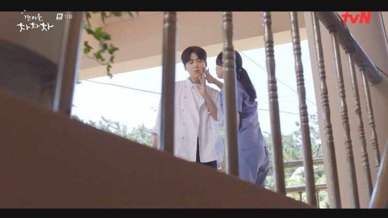 順便幫斗植「呼～」一下被打的臉，但沒想到趙南淑（車清華 飾）忽然出現