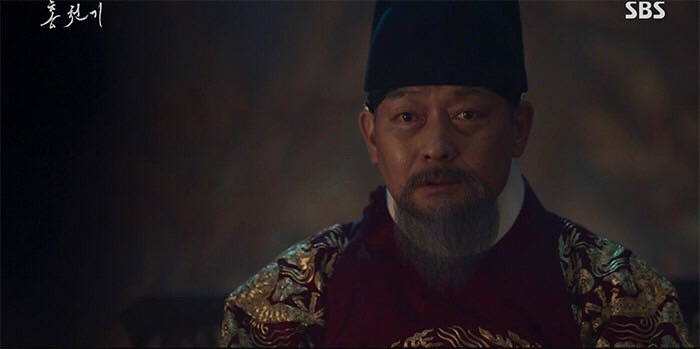 亮明大君對英宗肖像畫感到事有蹊蹺，於是動身找成祖（趙成夏 飾）