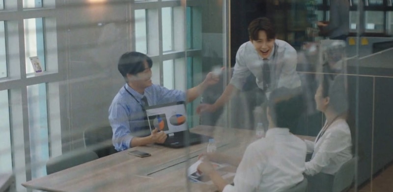 洪斗植追隨大學學長朴正宇（吳義植 飾）的腳步到YK資產管理公司工作，也是在這時結識了大樓警衛