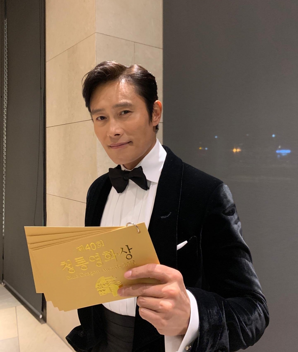 李炳憲被目擊與妻兒出席展覽活動