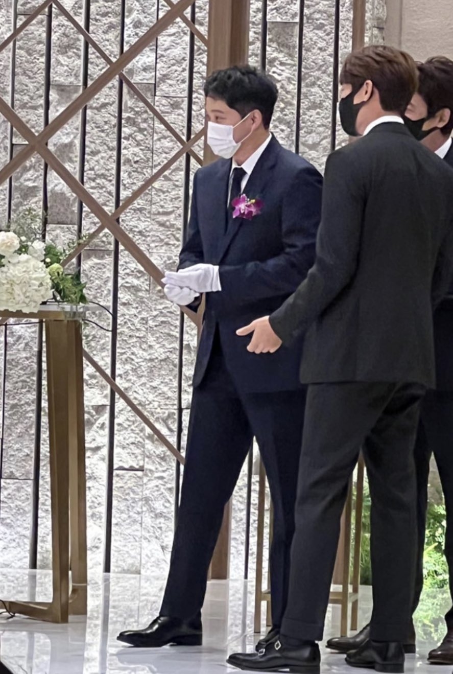 柳演錫、金大明、鄭敬淏穿西裝出席婚禮