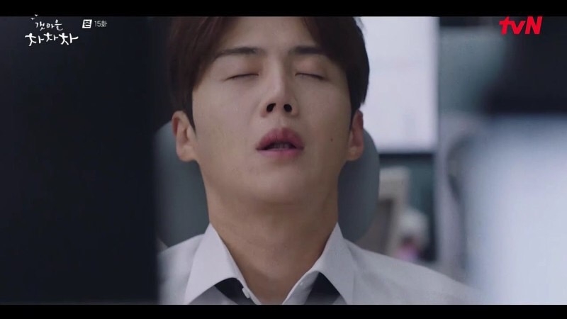 後來斗植跟大叔說晚點聯繫他就跑回公司加班，途中大叔有打電話給斗植、但他因為過於煩躁而沒接