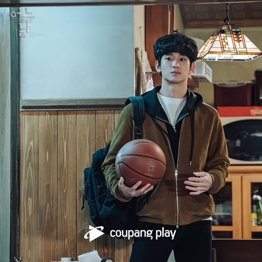 而製作組對金秀賢在劇中的完美變身也表示：「金秀賢在《某一天》裡是中心」