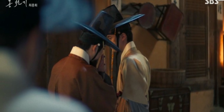 但亮明大君忽然接到朱香大君（郭時暘 飾）叛變的消息，於是立馬動身返回法宮。