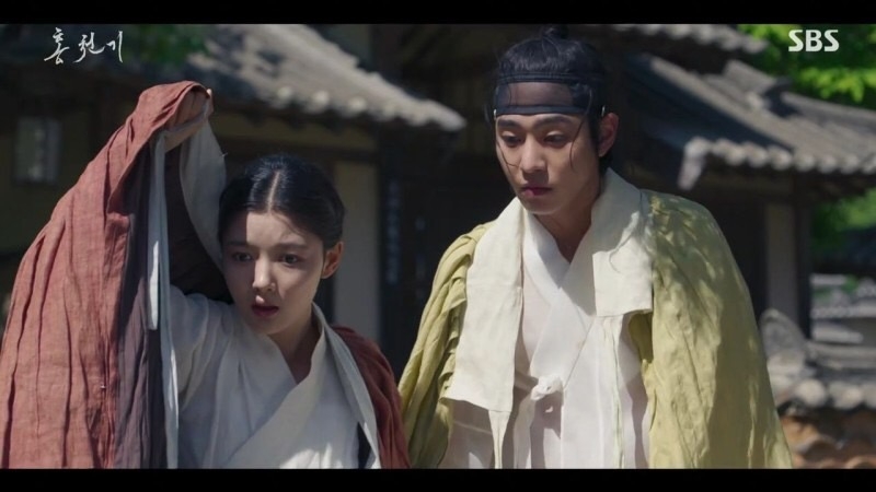 為了不讓其他人發現兩人整晚待在一起，紅天機拉著河藍偷偷摸摸的離開