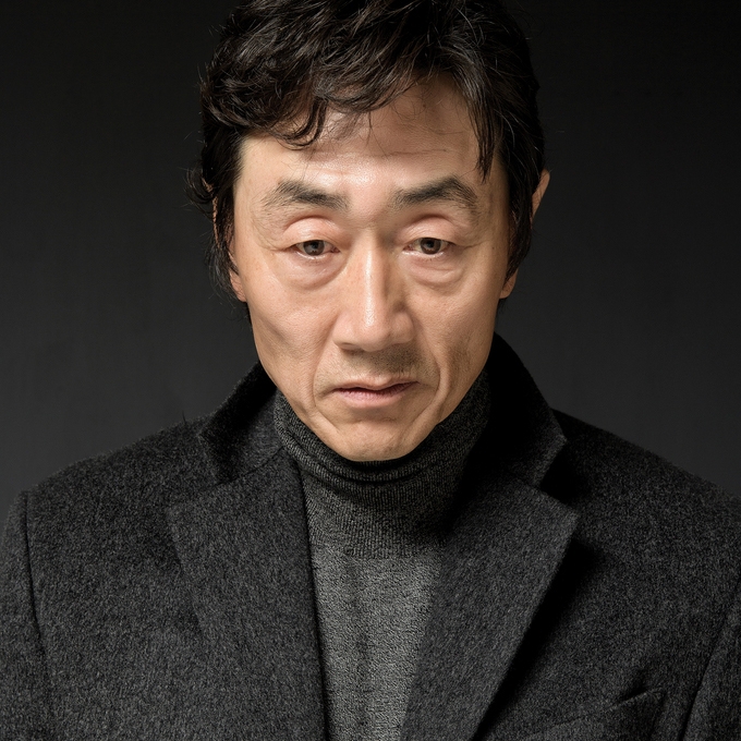 許峻豪飾演律師事務所會長「崔泰國」