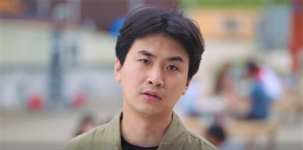 在最新劇情中,池成炫(李相二 飾)身邊的助理導演姜道河(李碩亨 飾),在得知洪斗植(金宣虎 飾)的全名後