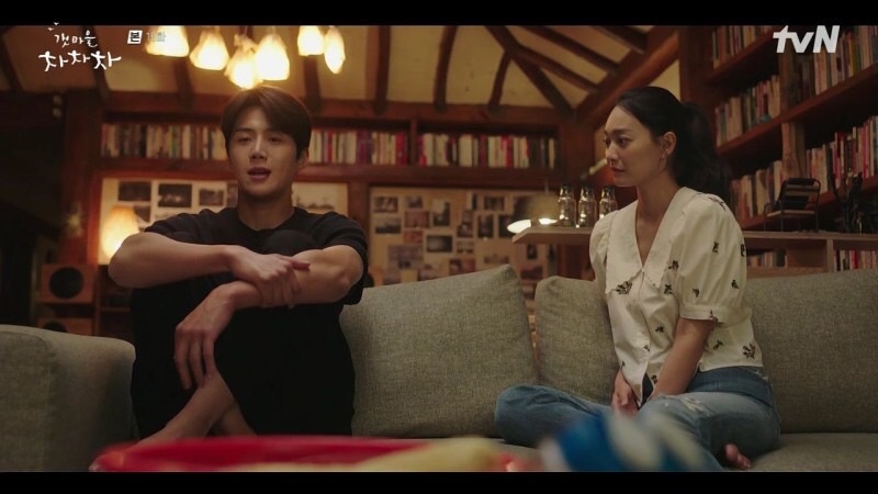 洪斗植追隨如親哥哥般的大學學長朴正宇（吳義植 飾）的腳步，到了YK資產管理公司工作