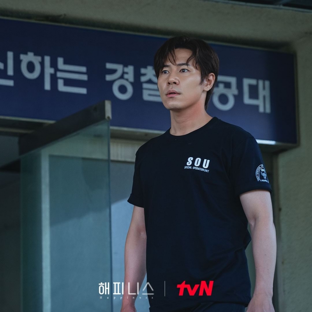 《Happiness》揭露了階級差別、神經戰的故事，是一部以公寓為背景的城市驚悚劇。李奎炯在劇中飾演警察特攻隊戰術要員「李勝英」