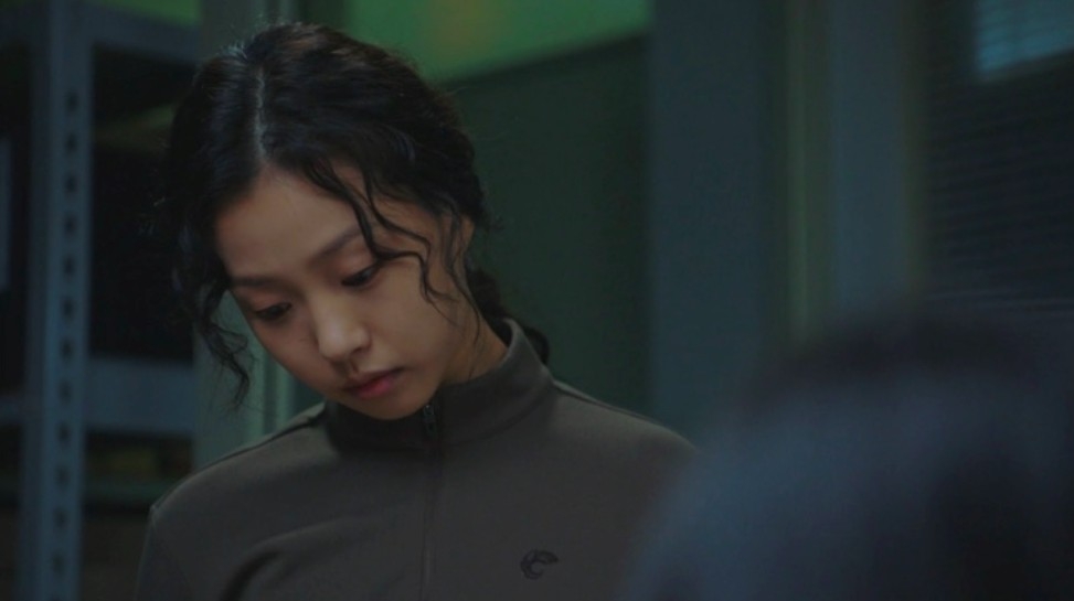 李多媛（高旻示 飾）恰巧走到她身邊，於是伊江畫了一張圖讓多媛放到望風岩附近的一棵樹下