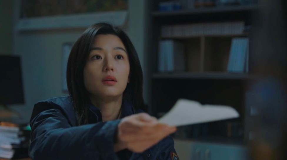 徐伊江回憶結束後，李多媛（高旻示 飾）恰巧走到她身邊，於是伊江畫了一張圖讓多媛放到望風岩附近的一棵樹下