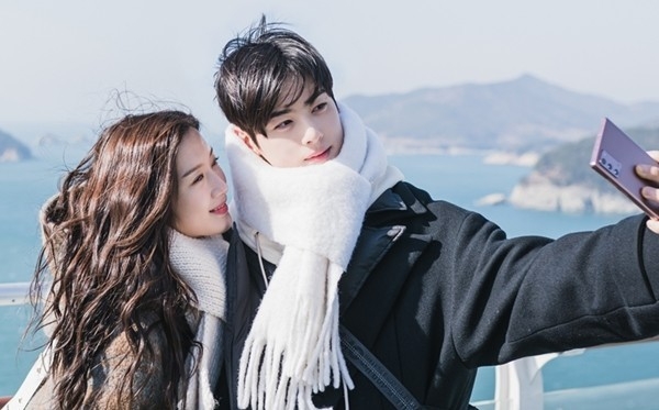 將在12/2舉辦的2021亞洲明星盛典(Asia Artist Award,簡稱:AAA)邀請了「女神降臨CP」文佳煐&車銀優出席
