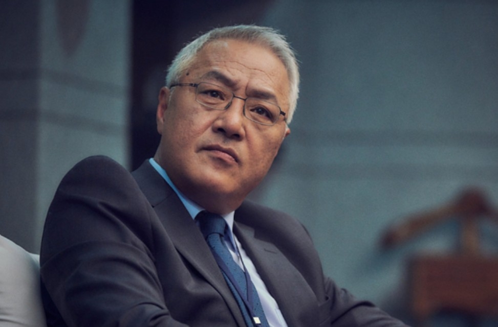 李璟榮在《黑色太陽》裡則詮釋私下從事非法行為的高官