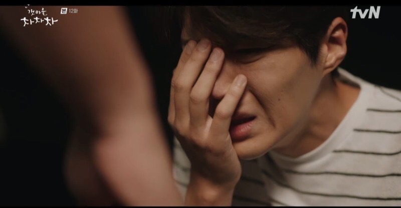 「你覺得你有幸福的資格嗎？」同時伴隨著小孩的哭聲