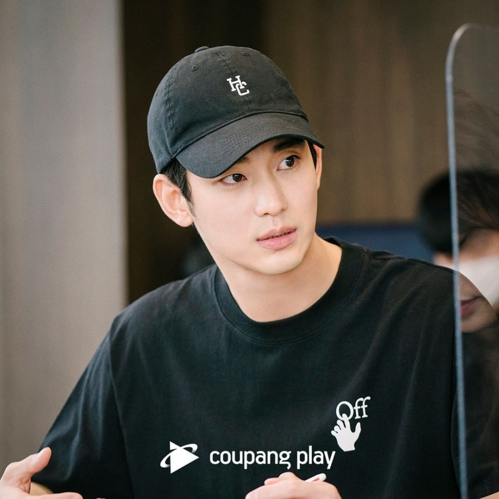 金秀賢飾演因某天晚上的失誤，被迫成為殺人嫌疑犯的大學生「金賢洙」