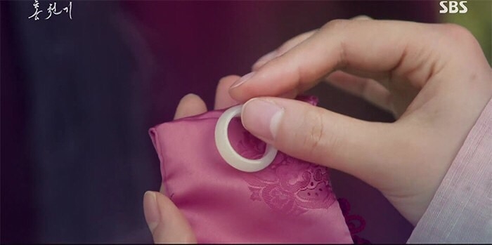 河藍把傳家寶玉戒指送給了紅天機，並向她表白