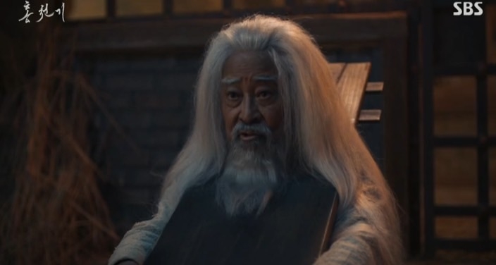是用魔王吞掉的其餘二神之骨做成的飾品,唯有這個戒指、才能在封印儀式前和魔王作抗衡
