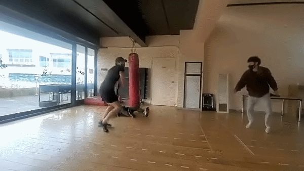 魏河俊動作戲練習場面