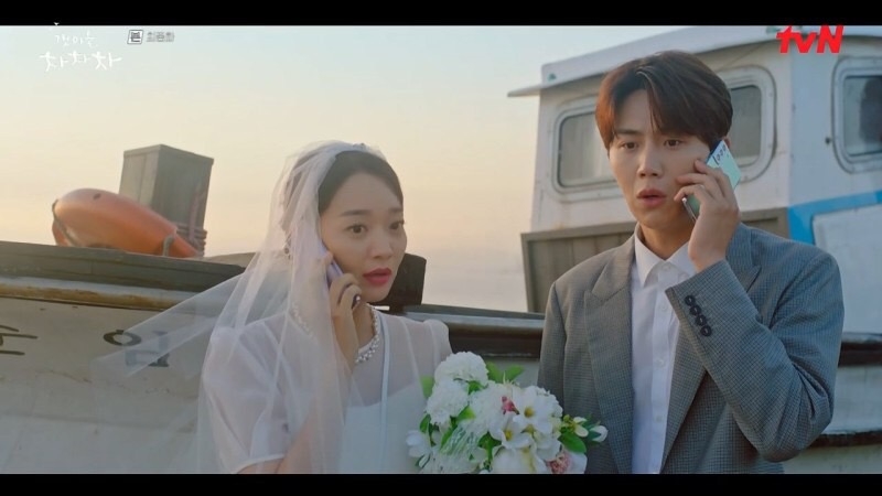 兩人來到了斗植爺爺送給奶奶的船前合照，不過卻在中途被電話插播