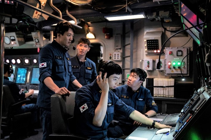 官方公開了電影《分貝》金來沅、車銀優等人在海軍艦的最新劇照，預計明年上映
