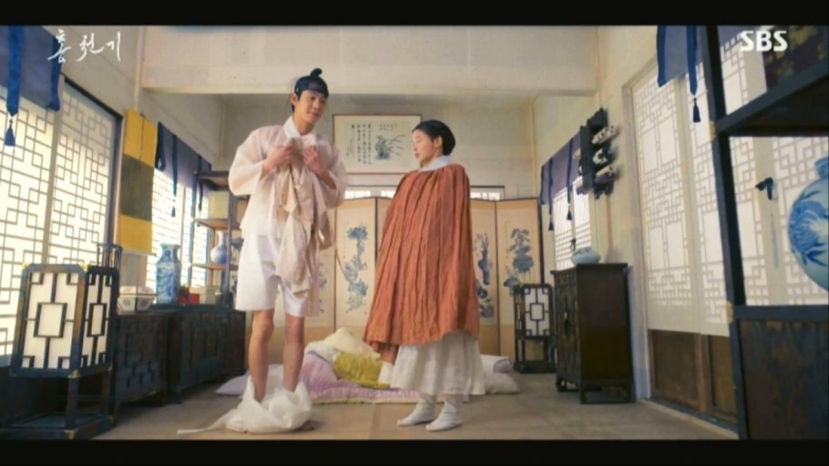 河藍甚至在起身時褲子還沒眼色的掉了下來，真的超尷尬