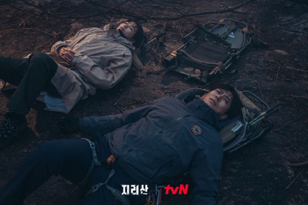 《智異山》開播後收穫了不少好評，不過也有粉絲認為，全智賢&朱智勛在山上訓練時的背景CG很假