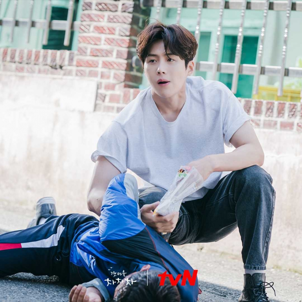 《海岸村》的男主角斗植一直默默守護惠珍