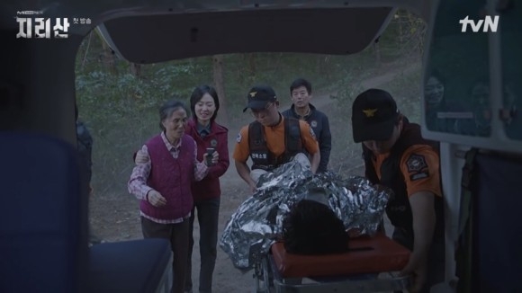 ，後來被姜賢祖說服後找到了一個小洞穴，發現落難的男孩昏倒在裡面，不過幸好最後被救了回來。