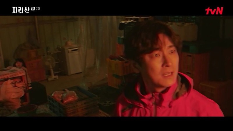 姜賢祖和小孩們被鎖在倉庫內難以逃生