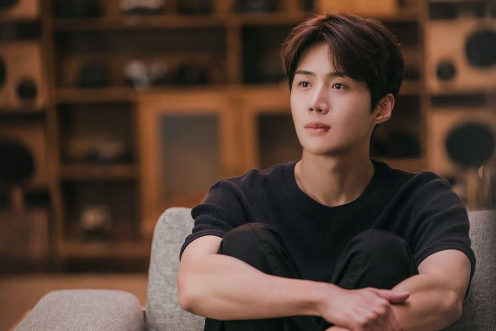 金宣虎憑藉《海岸村恰恰恰》再創人氣巔峰爆出爭議