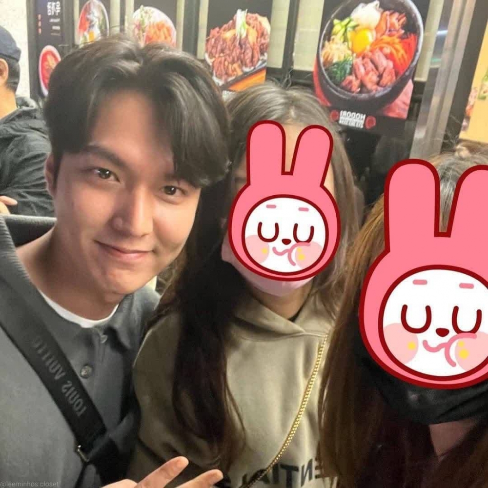 李敏鎬大方又親民的與粉絲合影，一點明星架子也沒有