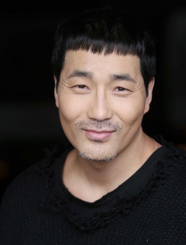 河道權飾演殺手「裴泰鎮」