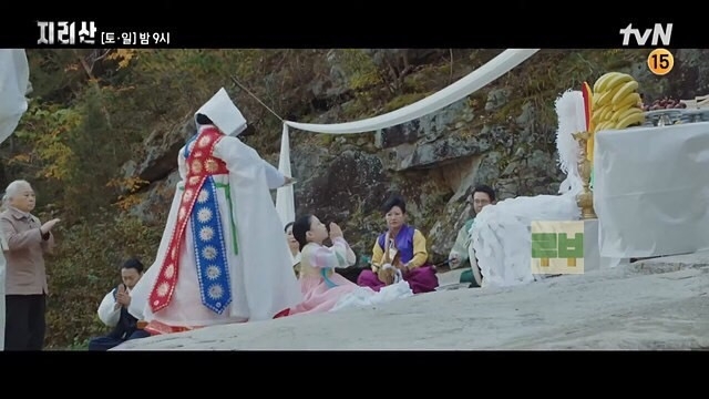 時間回到2018年,那時雙腳健全的徐伊江(全智賢 飾)和姜賢祖(朱智勛 飾),到智異山上阻止信眾做法時