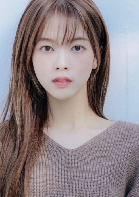 盧正義則詮釋TOP偶像「Angel」，在開啟人生第二幕時看到了崔雄的拍攝現場