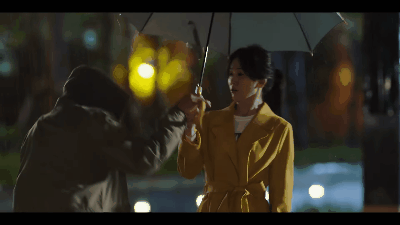 《現正分手中》尹在國開心跑向河英恩,貼心的替她撐傘