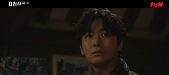 姜賢祖把她背回家，在看著牆上伊江的童年照時，姜賢祖的預知幻象又出現了！