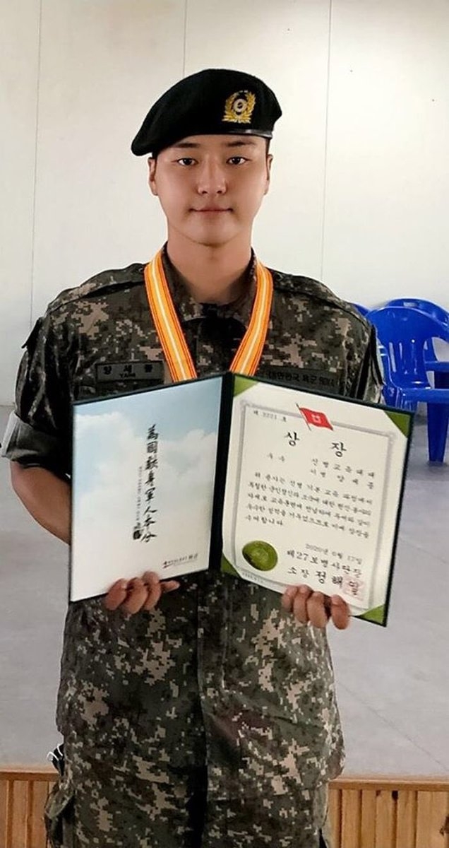 梁世宗入伍一個月後的發福照引發熱議