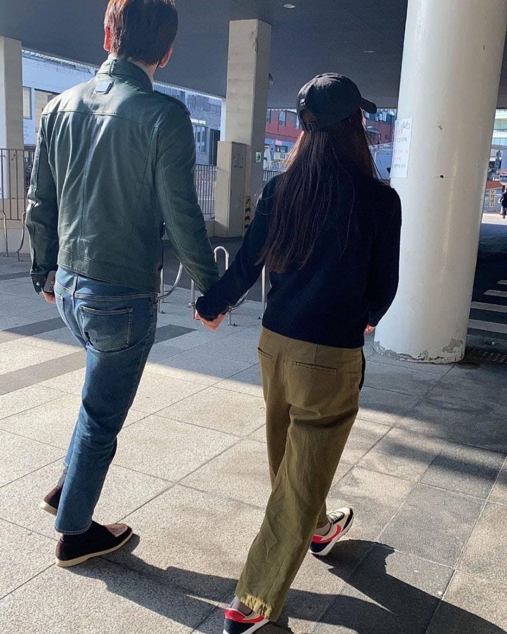 「神仙眷侶」Rain❤金泰希牽手約會中，兩人依舊甜蜜如初