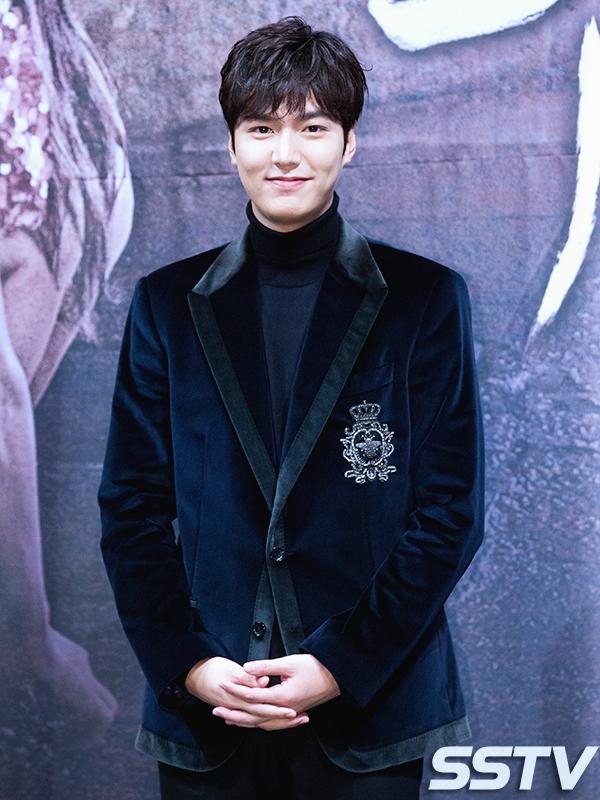 李敏鎬所屬社對主演tvN新劇《問問星星們吧》回應道：「討論中。」