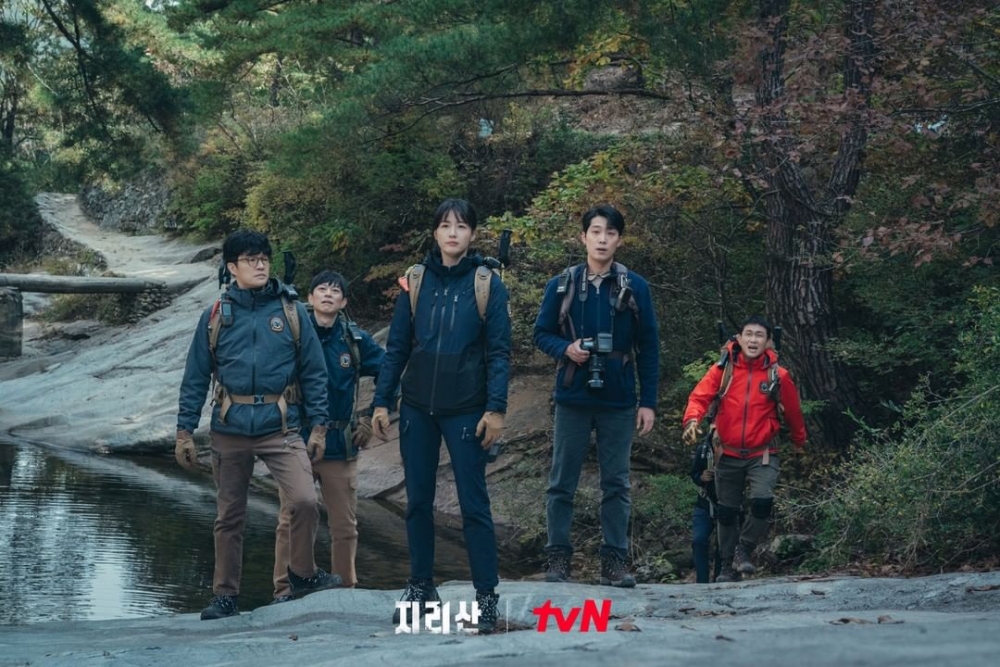 全智賢、朱智勛、成東鎰(成東日)、吳正世(吳政世)等人主演tvN新劇《智異山》從懸疑劇情逐漸深入到了鬼神境界!