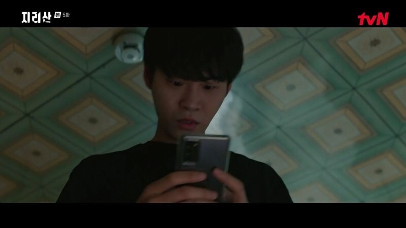 李世旭受人指使犯下謀殺案，在姜賢祖找到家中時非常慌張，於是傳訊息給幕後黑手求助