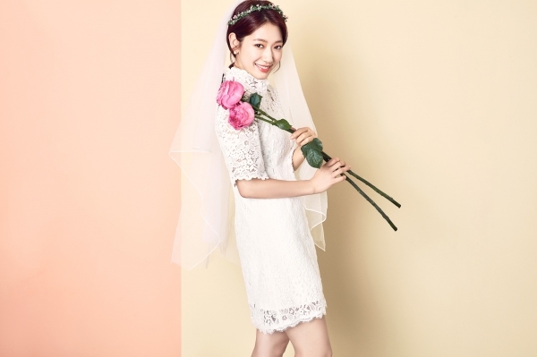朴信惠曾為服飾品牌拍攝「輕婚紗」寫真