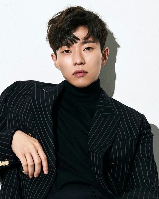 尹鐘碩詮釋閔在伊的未婚夫「韓成溫」，雖擁有春天般溫柔的笑容，但其實卻藏著看不見的佔有慾