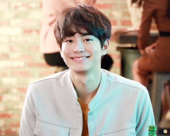 姜泰柱飾演回到韓國尋找父親的拳擊手少年