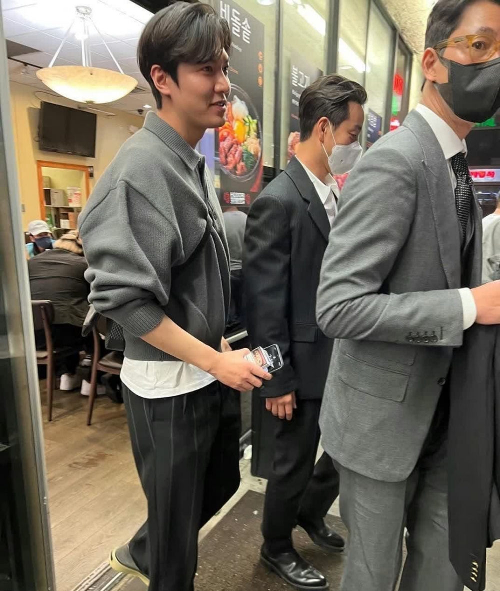 粉絲在餐廳門口等待李敏鎬一行人用餐完畢後，詢問是否能合照