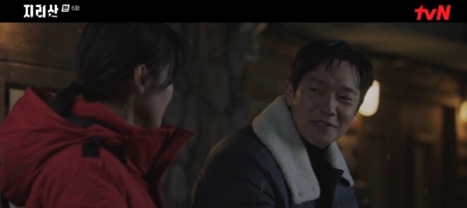 徐伊江直接把剩下的熱咖啡往外潑，並板起臉警告林哲京下次上山不要再給她製造麻煩