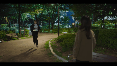 《現正分手中》尹在國跑向河英恩後抱住了她