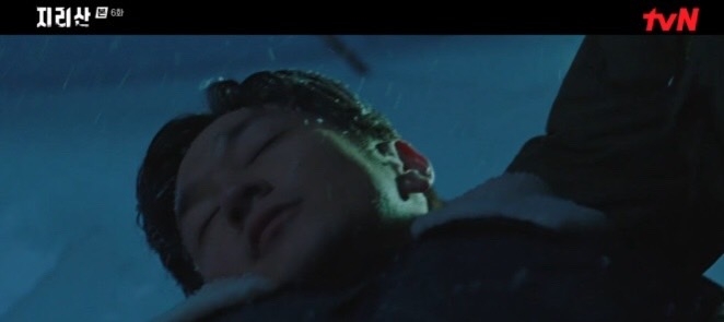 姜賢祖聽到後怕徐伊江會有危險，於是動身上山去找她，不過卻卻看到躺在雪堆裡的林哲京