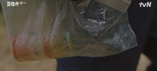 神秘護鄰林人手裡拿著養樂多